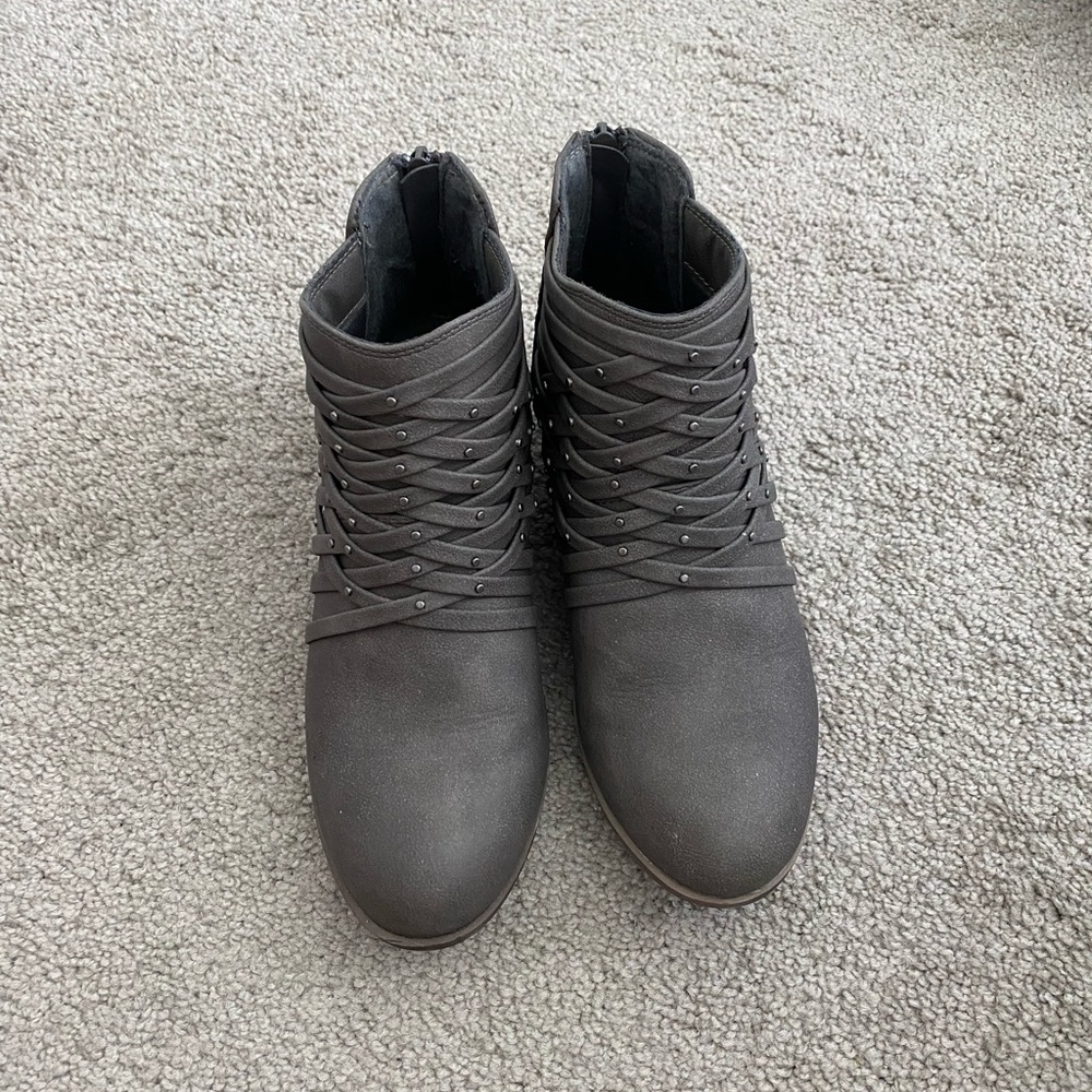 Short booties with crisscross detail